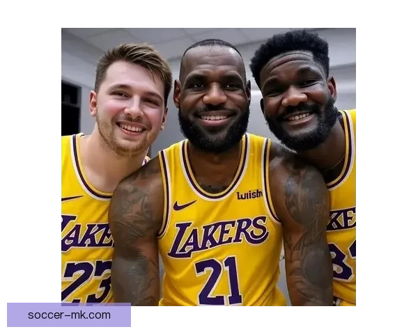 詹皇独占历史多项第一湖人球员打高尔夫合影老詹C位东契奇站边